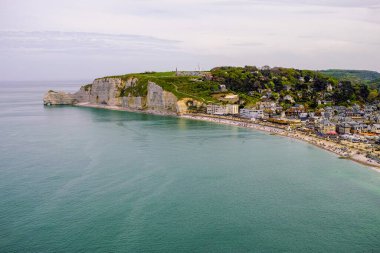 Etretat ve Atlantik Okyanusu kıyıları, Normandiya, Fransa 'da seyahat ve tatil yeri olan manzaralı kayalık tebeşir kayalıkları