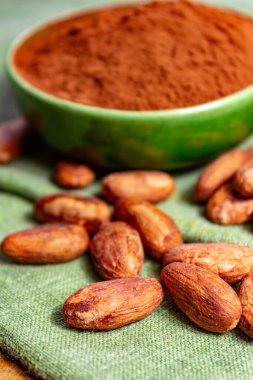 Sıcak çikolata, çikolata, tereyağı ve katı maddelerde kullanılan kakao, fasulye ve toz.