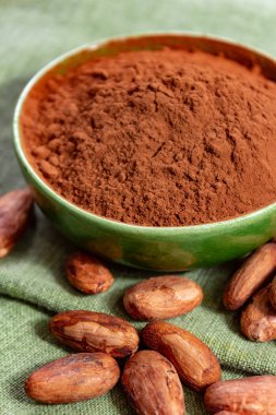 Sıcak çikolata, çikolata, tereyağı ve katı maddelerde kullanılan kakao, fasulye ve toz.