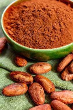 Sıcak çikolata, çikolata, tereyağı ve katı maddelerde kullanılan kakao, fasulye ve toz.