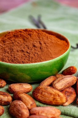 Sıcak çikolata, çikolata, tereyağı ve katı maddelerde kullanılan kakao, fasulye ve toz.