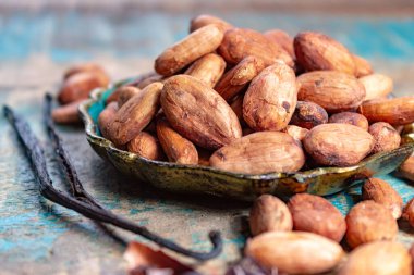 Sıcak çikolata, çikolata, tereyağı ve katı maddelerde kullanılan kakao ya da kakao fasulyesi ve Madagaskar vanilya çubuğu.