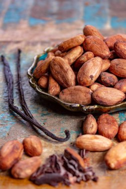 Sıcak çikolata, çikolata, tereyağı ve katı maddelerde kullanılan kakao ya da kakao fasulyesi ve Madagaskar vanilya çubuğu.