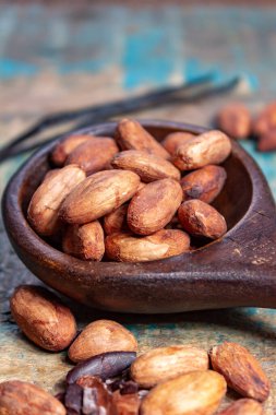 Sıcak çikolata, çikolata, tereyağı ve katı maddelerde kullanılan kakao ya da kakao fasulyesi ve Madagaskar vanilya çubuğu.