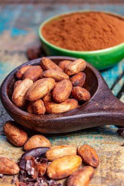 Sıcak çikolata, çikolata, tereyağı ve katı maddelerde kullanılan kakao ya da kakao fasulyesi ve Madagaskar vanilya çubuğu.