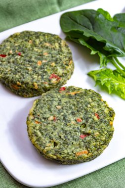 Sağlıklı vejetaryen ya da vejetaryen yemekleri, pişmemiş yeşil ıspanaklı burgerler, hamburgerler için malzemeler.