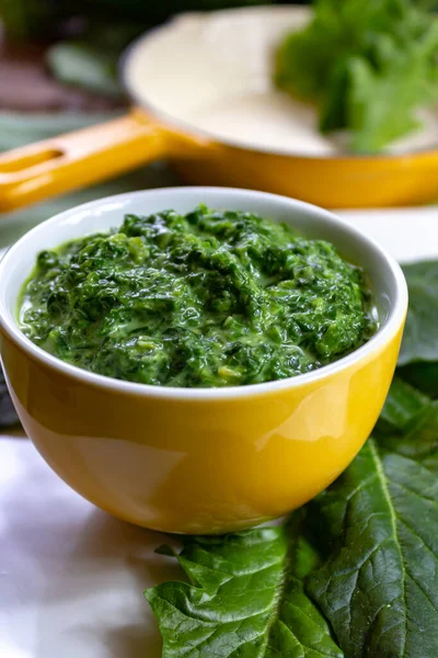 Gesunde Vegetarische Oder Vegane Kost Gekochter Grüner Spinat Mit Sahne — Stockfoto