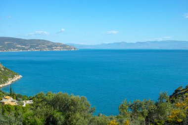 Peloponnese, Yunanistan 'ın Arkadiko kenti yakınlarındaki küçük Yunan adaları koyları ve ağaçlarıyla manzara, yaz tatili beldesi