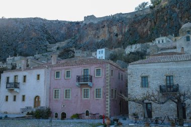 Günbatımında Monemvasia, Moreloponnese, Yunanistan 'daki kayalık ada üzerindeki romantik güçlendirilmiş Yunan köyü