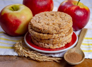 Elma ve tarçından yapılmış yuvarlak pirinç krakerleri kahvaltı, öğle yemeği ve okul yemeği için sağlıklı atıştırmalıklar.