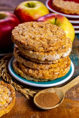 Elma ve tarçından yapılmış yuvarlak pirinç krakerleri kahvaltı, öğle yemeği ve okul yemeği için sağlıklı atıştırmalıklar.