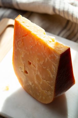 Peynir koleksiyonu, üç yıllık koyu sarı Hollanda peyniri güneş ışığında