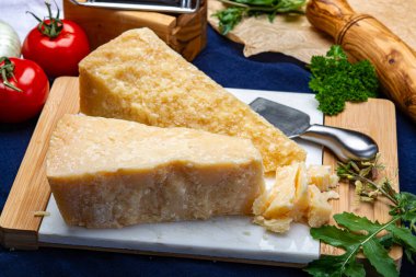 Peynir koleksiyonu, İtalyan parmesan peyniri. İki parça halinde.