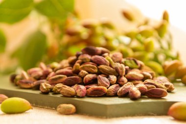 Tatlı, narin, kokulu fındıklar, parlak yeşil renkli bront fıstıklar, İtalyan mutfağı için malzeme, dondurma, pasta, pesto