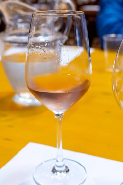 Profesyonel şarap tatma, şarap içme kursu, şarap kadehinde soğuk gül suyu. Yakın plan.