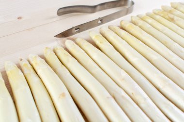 Yeni beyaz kuşkonmaz hasadı, yüksek kaliteli çiğ kuşkonmaz bahar mevsiminde masada hazır, yakın pişirmeye hazır.