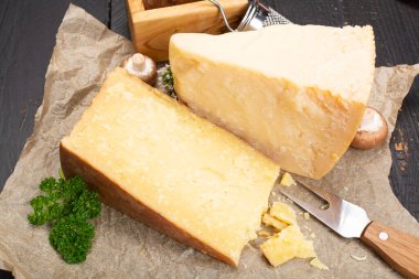 Peynir koleksiyonu, Kuzey İtalya 'dan eski sert peynirler, Alpler' den yıllanmış Maniva peyniri, Parma 'dan parmesan, Grana Padano ve rende.