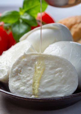 İtalyan Akdeniz bufalosunun sütünden yapılan yumuşacık İtalyan mozzarellası topları ve parçaları.
