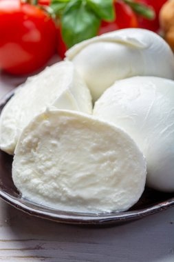İtalyan Akdeniz bufalosunun sütünden yapılan yumuşacık İtalyan mozzarellası topları ve parçaları.