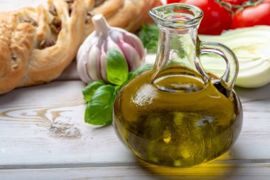 Doğal zeytin yağı, geleneksel Akdeniz yemekleri, taze domatesler, zeytin ekmeği, fesleğen, rezene ile servis edilen cam şişedir.