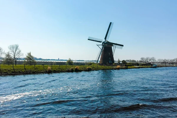 Vías Fluviales Canales Holanda Septentrional Con Barcos Vista Molino Tradicional — Foto de Stock