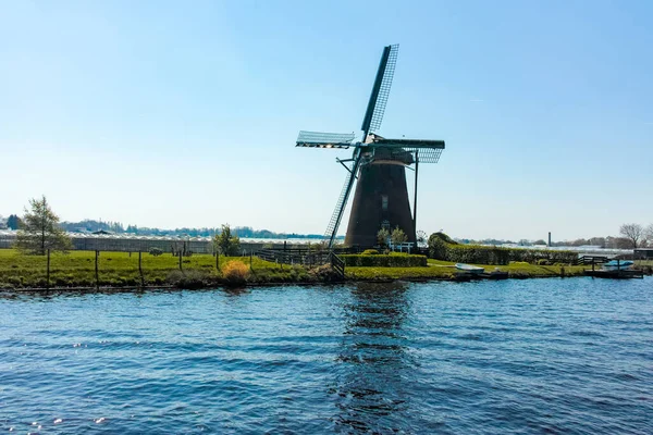 Drogi Wodne Kanały Północnej Holandii Łodzi Widok Tradycyjny Młyn Holenderski — Zdjęcie stockowe
