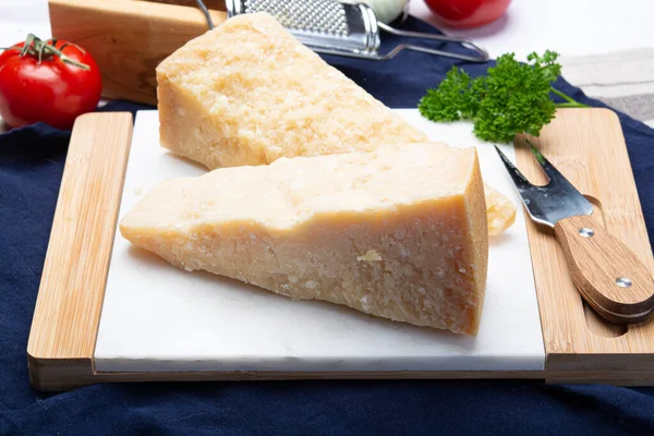 Colección Quesos Queso Parmesano Italiano Envejecido Original Dos Piezas Cerca — Foto de Stock