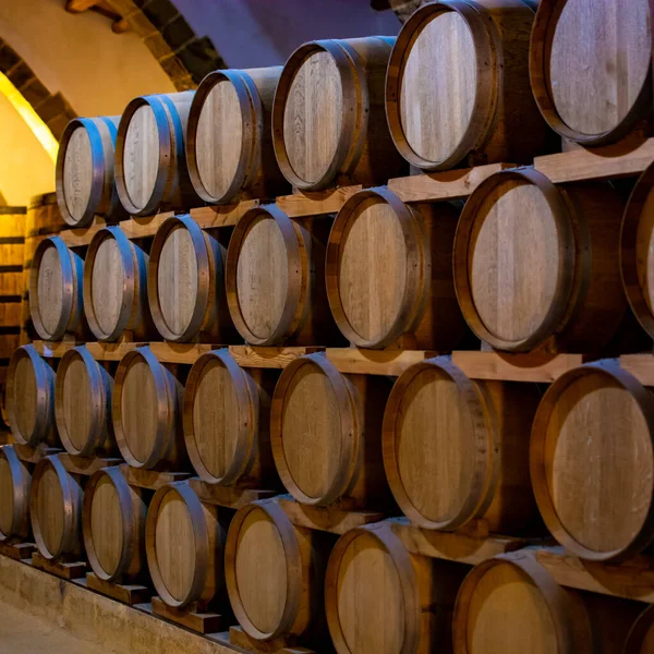古いオーク樽とヴィンテージワインセラー 強化乾燥または甘いおいしいマルサラワインの生産マルサラ シチリア島 イタリア — ストック写真