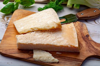 Orijinal İtalyan peyniri, yıllanmış parmesan inek sütü peyniri, Parmigiano-Reggiano parçaları yakın plan.