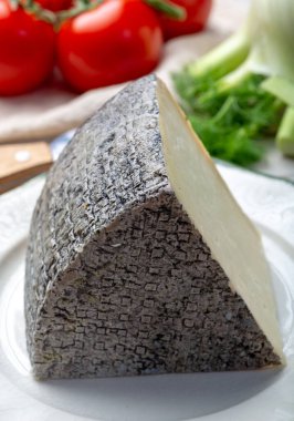 İtalyan peyniri, bir parça olgun Toskana Pecorino koyun peyniri zeytin ekmeği ve domatesle servis edilir.