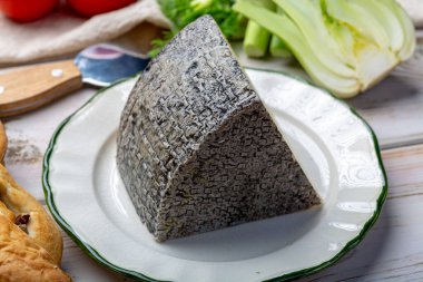 İtalyan peyniri, bir parça olgun Toskana Pecorino koyun peyniri zeytin ekmeği ve domatesle servis edilir.