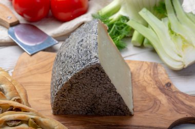 İtalyan peyniri, bir parça olgun Toskana Pecorino koyun peyniri zeytin ekmeği ve domatesle servis edilir.