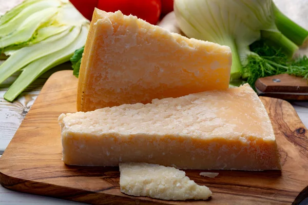 Formaggio Italiano Originale Formaggio Mucca Parmigiano Stagionato Pezzi Parmigiano Reggiano — Foto Stock