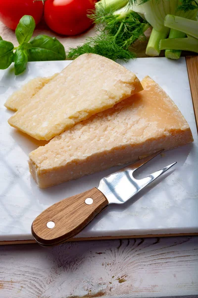 原始的意大利奶酪 古老的帕尔米沙奶牛乳酪 帕米加诺 雷吉亚诺的碎块 — 图库照片