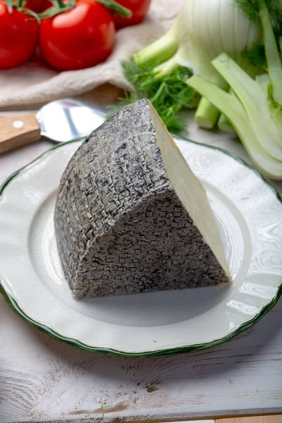 İtalyan peyniri, bir parça olgun Toskana Pecorino koyun peyniri zeytin ekmeği ve domatesle servis edilir.