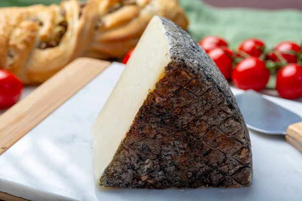 意大利奶酪 成熟的托斯卡纳Pecorino羊乳酪配橄榄面包和西红柿 — 图库照片