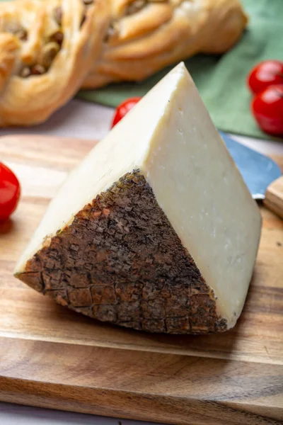 Ιταλικό Τυρί Κομμάτι Ώριμου Τοσκάνης Pecorino Πρόβειο Τυρί Σερβίρεται Ψωμί — Φωτογραφία Αρχείου