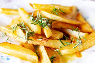 Taze aromalı biberiyeli altın kızartma cipsi yakın plan.