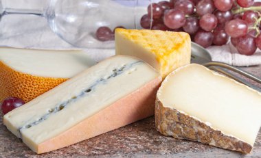 Pireneler 'den koyun sütlü peynirli mermer tabak Pur Brebis ve Ossau-Iraty, sarı Saint Paulin ve Morbier inek sütü peyniri, Fransa peynirleri tatlı olarak sunuldu.