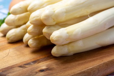 Bir demet taze pişmemiş kuşkonmaz ve haşlanmış yumurta, yeni hasat, yakın çekim.