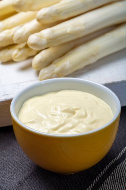 Kasede beyaz holandez sosu pişmiş beyaz kuşkonmaz ile geleneksel sos.