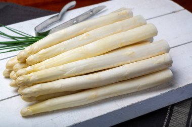 Taze pişmemiş beyaz kuşkonmaz, yeni hasat, yakın çekim.