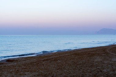 Seascape, sabahın erken saatlerinde Sperlonga ve Terracina, Lazio, İtalya 'nın kumlu sahilleri yakınlarındaki Tyrhenian Denizi üzerinde gün doğumunda.