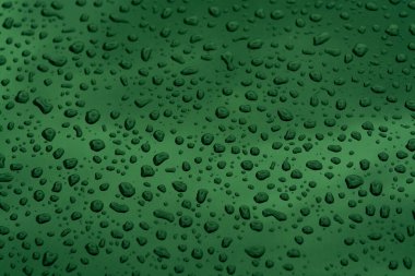 Metal yüzeyde su damlaları olan soyut arkaplan kapat