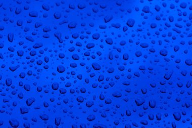 Metal yüzeyde su damlaları olan soyut arkaplan kapat