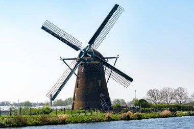 Geleneksel Hollanda rüzgar değirmeni Kuzey Hollanda 'da kanal boyunca inşa edilmiştir.