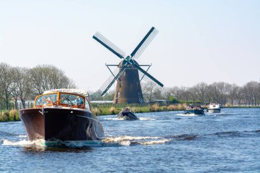 Kuzey Hollanda 'daki su yolları ve kanallar geleneksel Hollanda değirmeni ve bahar manzaralı