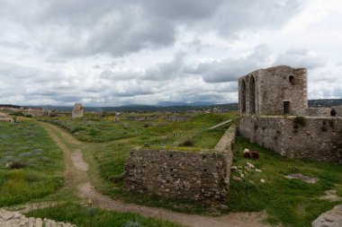 Mora 'daki küçük Yunan kasabası Methoni' deki eski Venedik kalesine bakın.