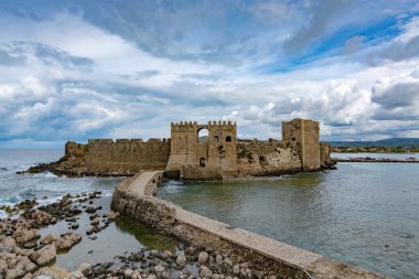Mora 'daki küçük Yunan kasabası Methoni' deki eski Venedik kalesine bakın.