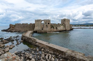 Mora 'daki küçük Yunan kasabası Methoni' deki eski Venedik kalesine bakın.